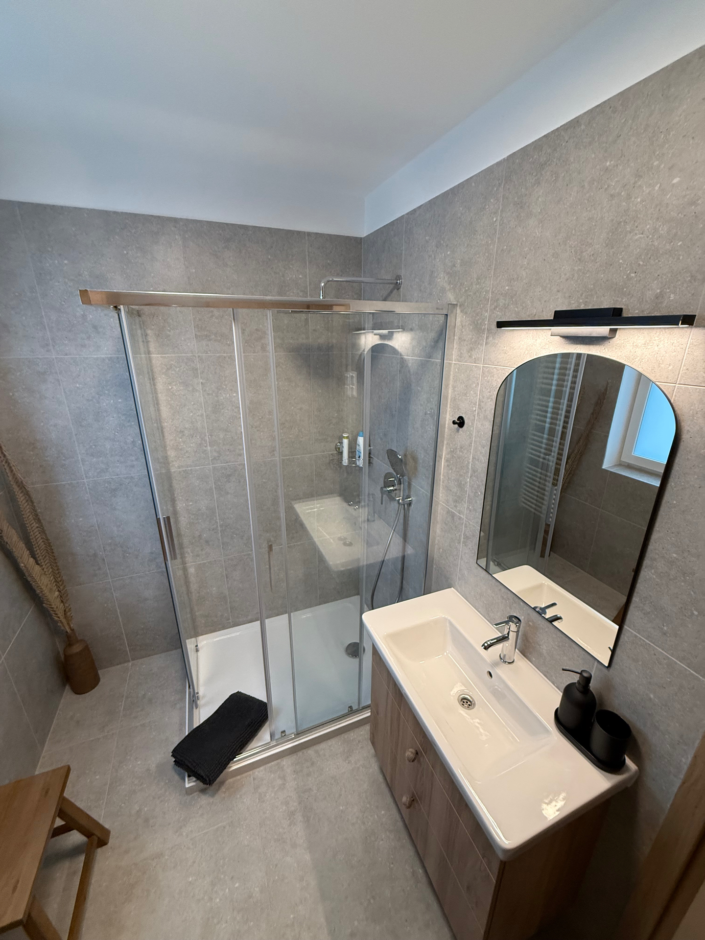 Helikon Suite modern zuhanyzós fürdőszoba