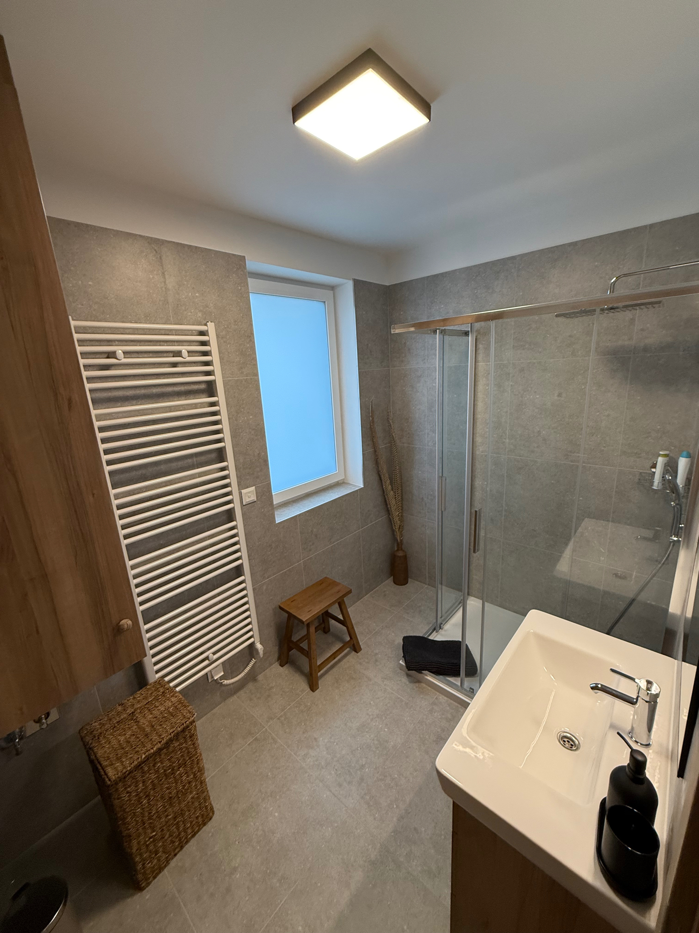 Helikon Suite második fürdőszoba zuhanyzóval