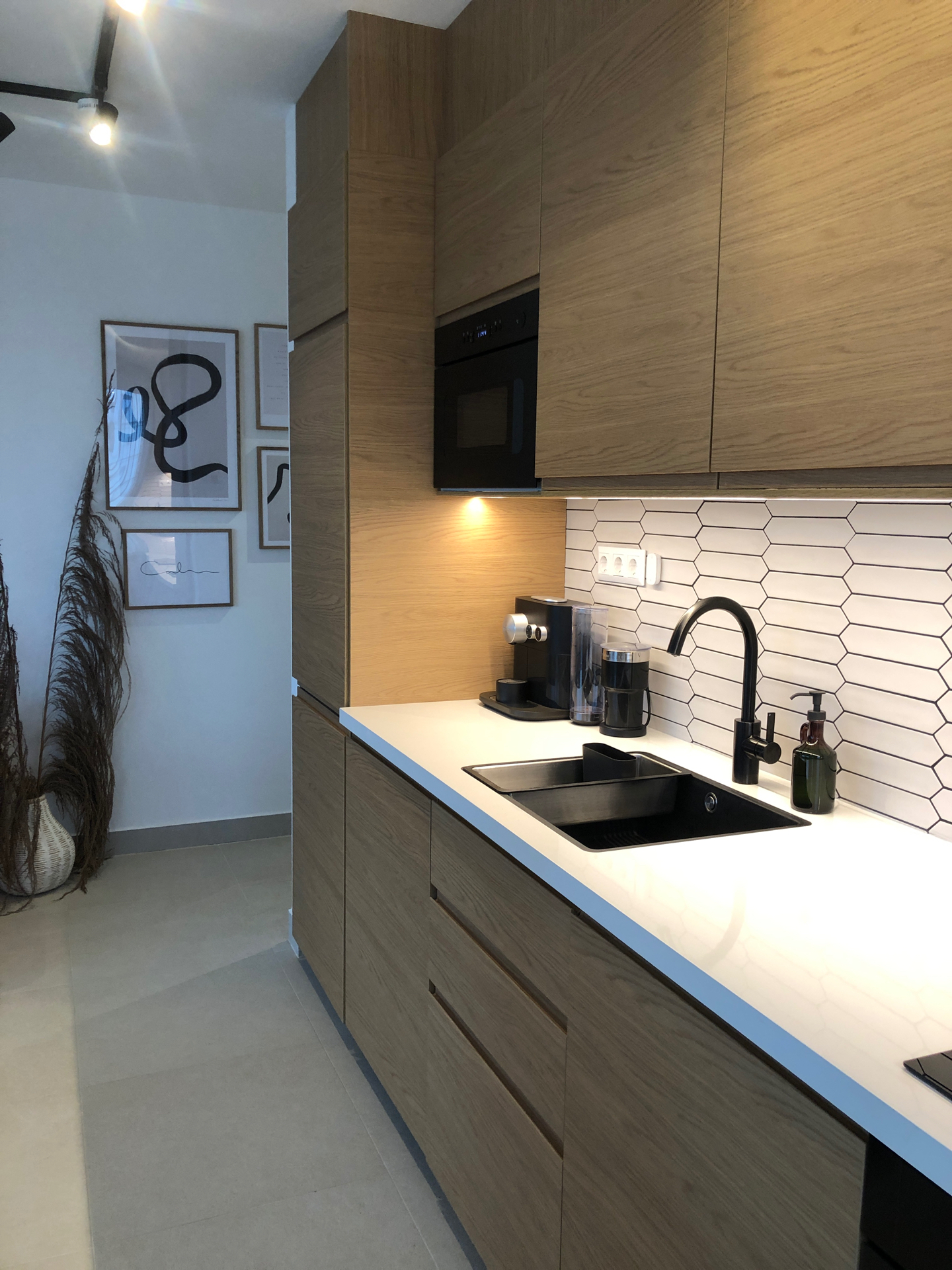 Helikon Suite teljesen felszerelt modern konyha
