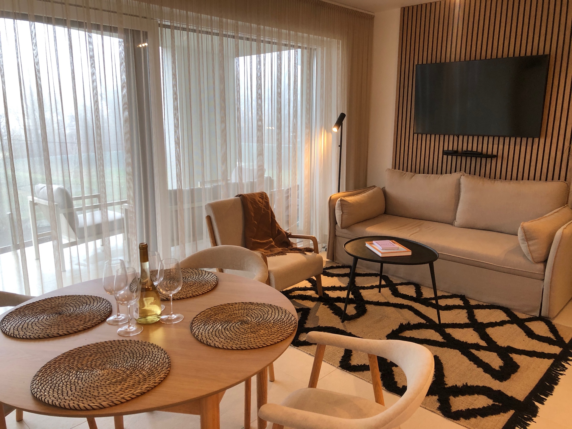 Helikon Suite modern nappali-étkező a Balaton partján Keszthelyen